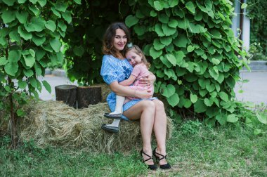 Anne ve kızı doğa