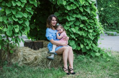 Anne ve kızı doğa