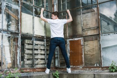 Bir adam bir sera arka planda