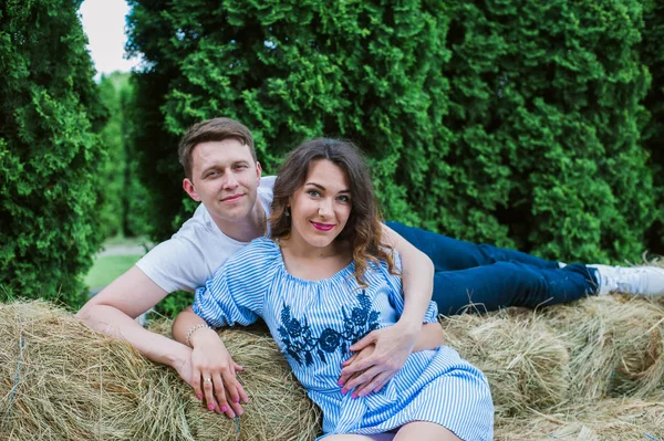 Parkta sevgi dolu bir çift