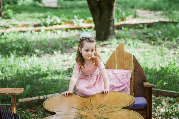 La niña está caminando en el parque. —  Fotos de Stock