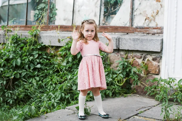 La niña está caminando en el parque. —  Fotos de Stock