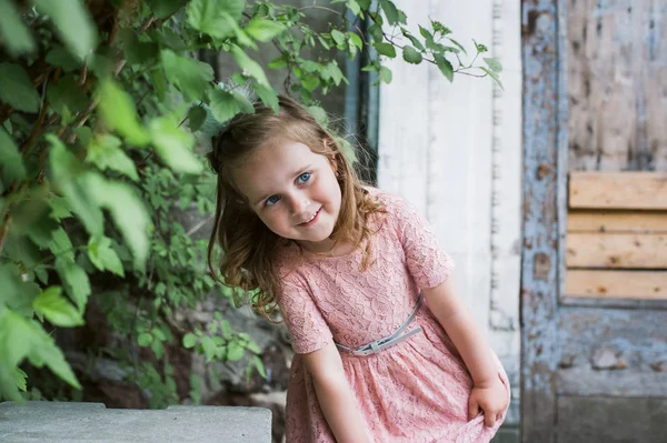 Lilla flickan promenerar i parken — Stockfoto