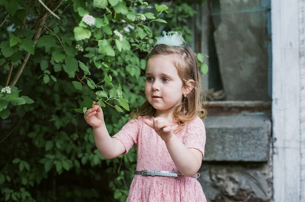 La niña está caminando en el parque. —  Fotos de Stock