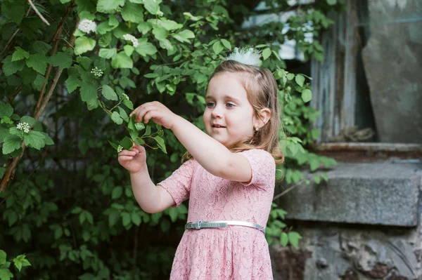 La niña está caminando en el parque. —  Fotos de Stock