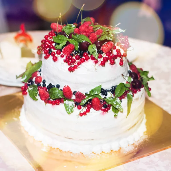 Genç için lezzetli düğün pastası