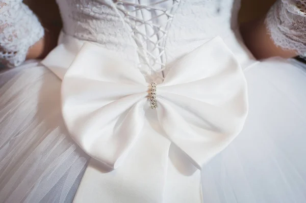 Noeud papillon sur une robe de mariée, robe blanche — Photo