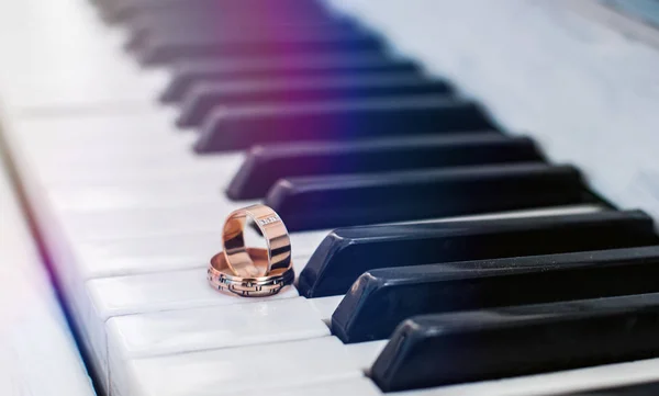 Πιάνο και Νυφική δαχτυλίδια — Φωτογραφία Αρχείου