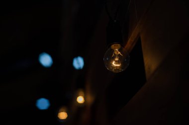 Koyu arkaplanda bir ampul