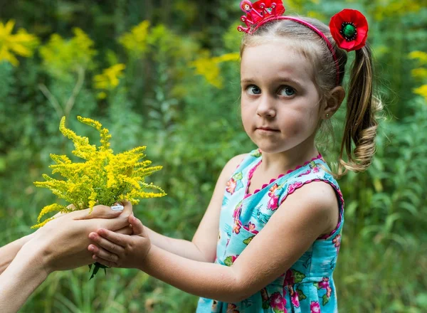 Manos de niña abrazando las manos de mamá con flores —  Fotos de Stock