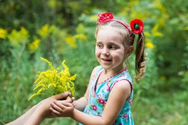 Manos de niña abrazando las manos de mamá con flores —  Fotos de Stock