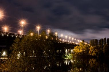Gece köprü. Gece manzarası. Paton Kiev Köprüsü.