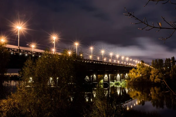 Night bridge. Night landscape. The Kiev Bridge of Paton. — Stock Photo, Image