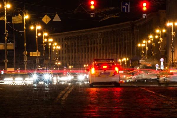 Машина посреди ночного города. Полицейский автомобиль в центре ночи Киев . — стоковое фото