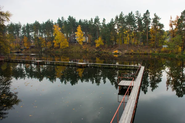 Paysage d'automne sur la rivière. Eau reflétant de beaux arbres . — Photo