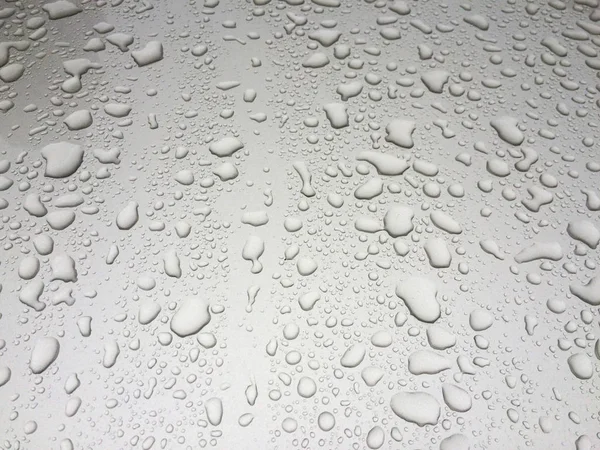 Demir su damlaları. Sığ derinlik-in tarla.