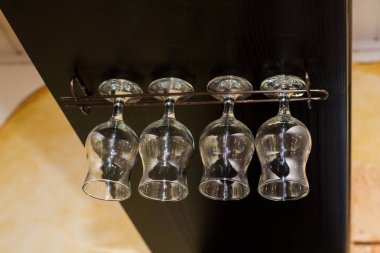 Retro bar asılı şarap bardakları ile yönetim kurulu ev