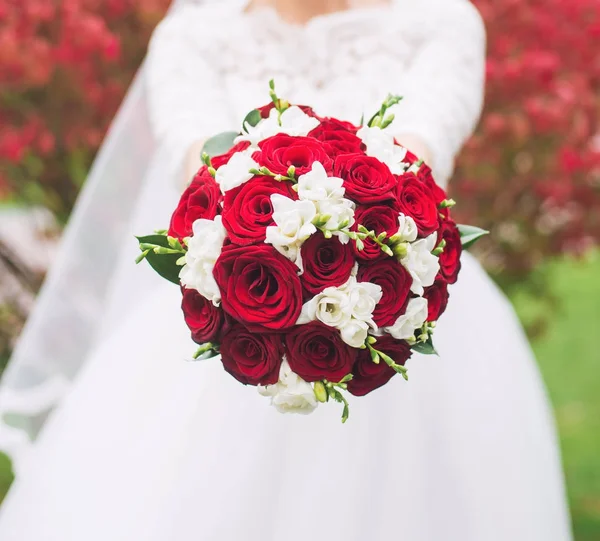 Gyönyörű esküvői csokor a menyasszony kezében. — Stock Fotó