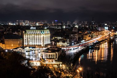 Gece Kiev şehir manzaralı, eski bina Kiev, Ukrayna Panoraması