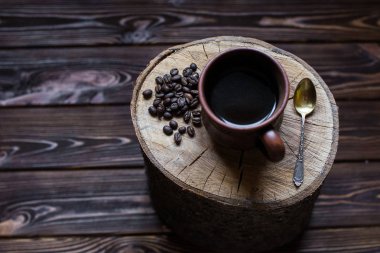 bir fincan kahve bir ahşap zemin üzerinde. Kahve, kaşık, tahıl, ahşap arka plan.