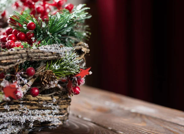 Neujahrsspielzeug in einem Korb auf einem hölzernen Hintergrund. Weihnachtsspielzeug. — Stockfoto