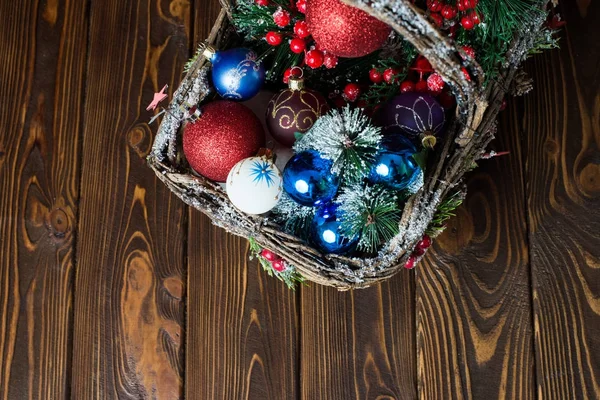 Szilveszteri játékok egy kosárban, fa háttér. Karácsonyi játékok. — Stock Fotó