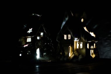 Siyah bir arka plan dekoratif parlayan müesseseden. Noel süsleri, ev, kar.