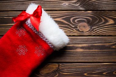 Ahşap arka plan üzerinde hediyeler için Noel çorap