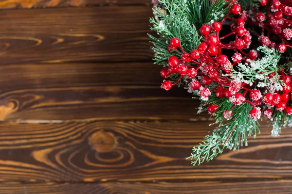 Decorazioni natalizie su sfondo di legno, vista dall'alto, spazio per il testo . — Foto Stock