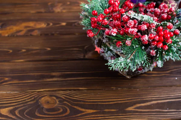 Decorazioni natalizie su sfondo di legno, vista dall'alto, spazio per il testo . — Foto Stock