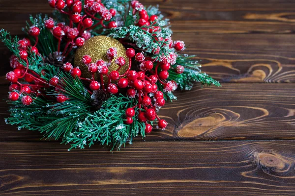 Karácsonyi díszek, fából készült háttér, felülnézet, hely, a szöveg. — Stock Fotó