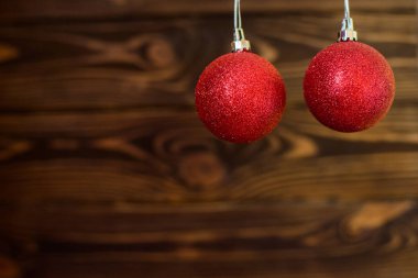 Ahşap arka plan üzerinde kırmızı Noel top. Kopya alanı