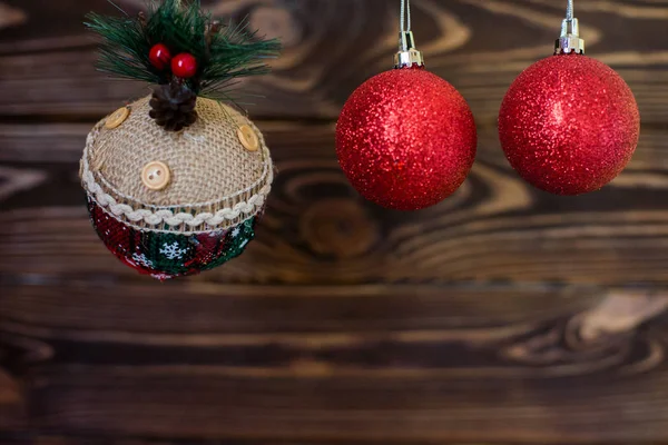 Rote Weihnachtskugel auf hölzernem Hintergrund. Kopierraum — Stockfoto