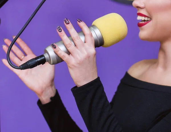 Şarkı söyleyen kadın. Güzellik sihir şarkıcı. Vintage tarzı. Şarkı. Karaoke. Seksi dudaklar. Beyaz dişler.