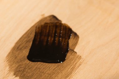 Büyük fırçalar ve bazı bölümleri üzerinde eski ağaç arka plan boya küçük noktalar ile boya.