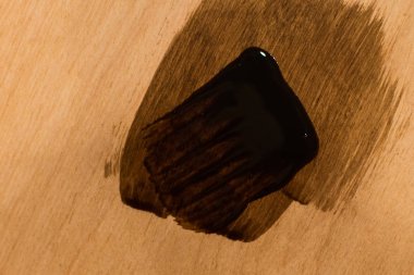 Büyük fırçalar ve bazı bölümleri üzerinde eski ağaç arka plan boya küçük noktalar ile boya.