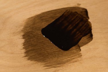 Büyük fırçalar ve bazı bölümleri üzerinde eski ağaç arka plan boya küçük noktalar ile boya.