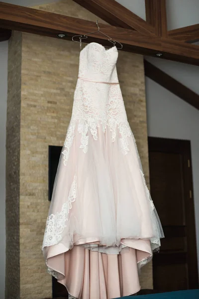 Весільна Сукня Висить Ранок Нареченої Весільна Сукня — стокове фото