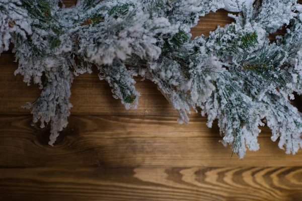 Composizione natalizia. rami di abete, pigne e palline blu — Foto Stock