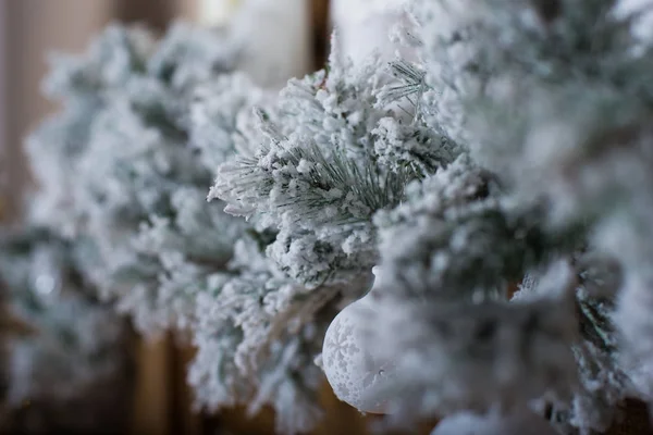Composição de Natal. ramos de abeto, cones de pinheiro e bolas azuis — Fotografia de Stock