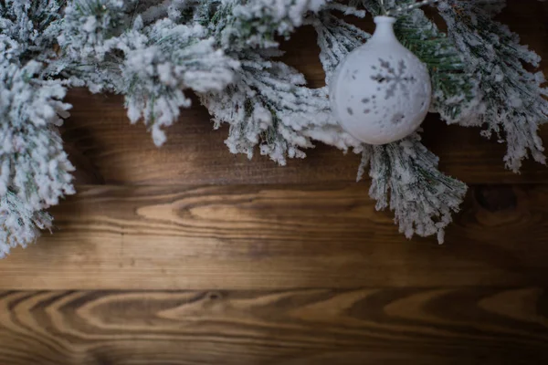 Karácsonyi összetétele. fenyő fa ágai, a fenyő kúpok és a kék golyót — Stock Fotó
