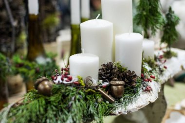 Noel dekorasyon mumlar, Noel top, şerit, köknar koni, ağaç, sanagüzel yıldız, cinamon ile. Ahşap arka plan kopya alanı için. Vintage tarzı