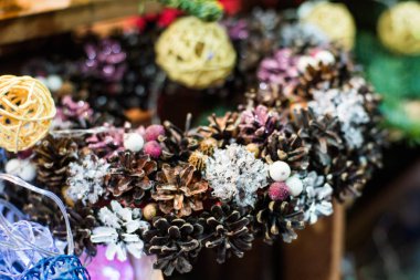 Noel dekorasyon mumlar, Noel top, şerit, köknar koni, ağaç, sanagüzel yıldız, cinamon ile. Ahşap arka plan kopya alanı için. Vintage tarzı