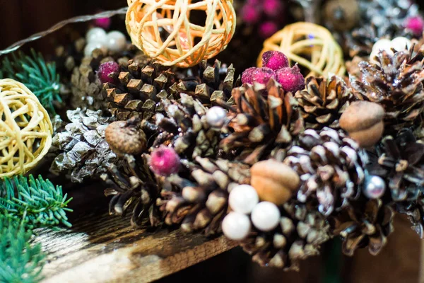 Weihnachtsdekoration mit Kerzen, Weihnachtskugel, Schleife, Tannenzapfen, Baum, Anisstern, Cinamon. Holzhintergrund für Kopierraum. Jahrgangsstil — Stockfoto