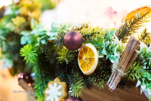 Χριστουγεννιάτικη διακόσμηση με κεριά, Χριστουγεννιάτικη μπάλα, κορδέλα, κωνικό έλατο, δέντρο, γλυκάνισο star, cinamon. Ξύλινο υπόβαθρο για αντίγραφο χώρου. Vintage στυλ — Φωτογραφία Αρχείου