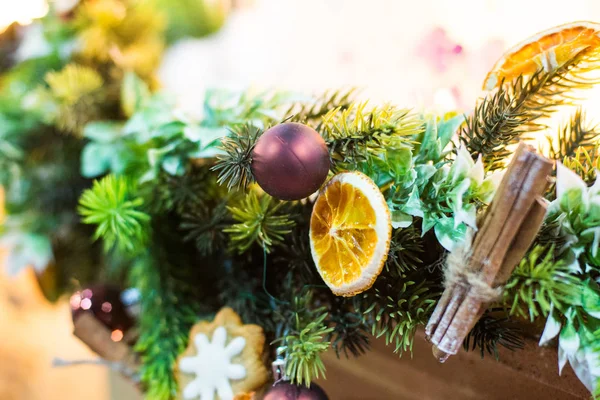 Noel dekorasyon mumlar, Noel top, şerit, köknar koni, ağaç, sanagüzel yıldız, cinamon ile. Ahşap arka plan kopya alanı için. Vintage tarzı