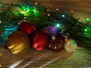 Ahşap bir arka planda yuvarlak yeni yıl çelenk. Yılbaşı süsleri, topları, çelenk, Ladin, ampuller