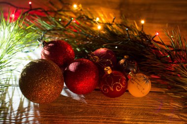 Ahşap bir arka planda yuvarlak yeni yıl çelenk. Yılbaşı süsleri, topları, çelenk, Ladin, ampuller