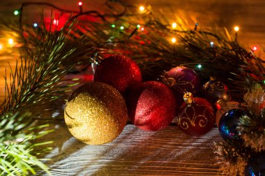 Ahşap bir arka planda yuvarlak yeni yıl çelenk. Yılbaşı süsleri, topları, çelenk, Ladin, ampuller