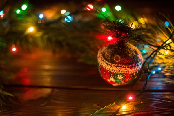 Kranz und Girlanden aus farbigen Glühbirnen. Weihnachten Hintergrund mit Lichtern und freien Textplatz. Weihnachtsbeleuchtung grenzt an. leuchtende bunte Weihnachtslichter auf hölzernem Hintergrund. Neues Jahr. — Stockfoto